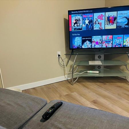 YYC Walkout Basement Suite With Free Street Parking מראה חיצוני תמונה