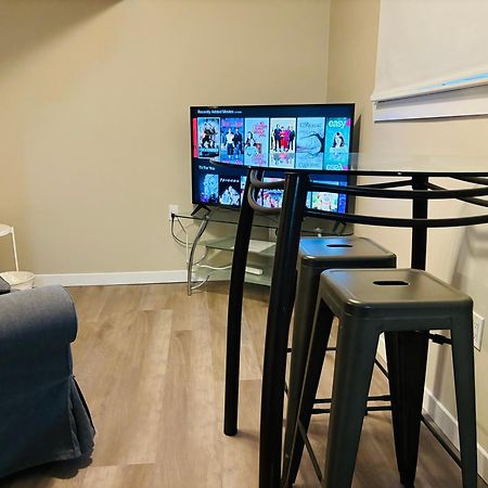 YYC Walkout Basement Suite With Free Street Parking מראה חיצוני תמונה