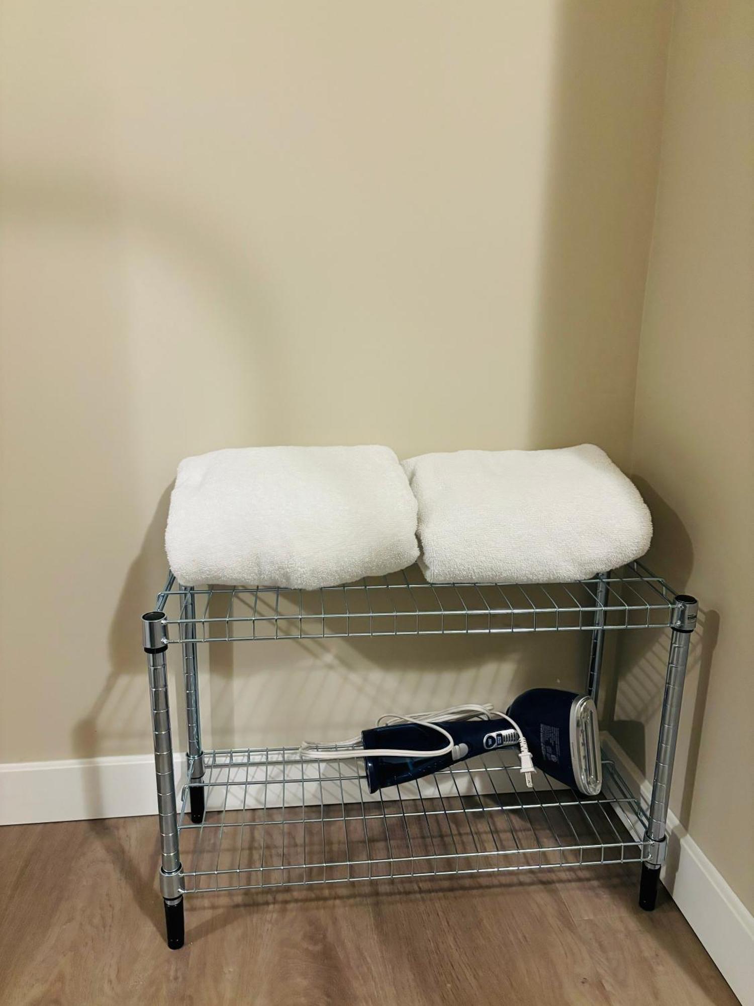 YYC Walkout Basement Suite With Free Street Parking מראה חיצוני תמונה