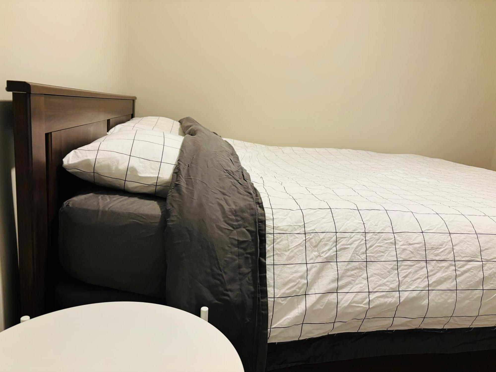 YYC Walkout Basement Suite With Free Street Parking מראה חיצוני תמונה