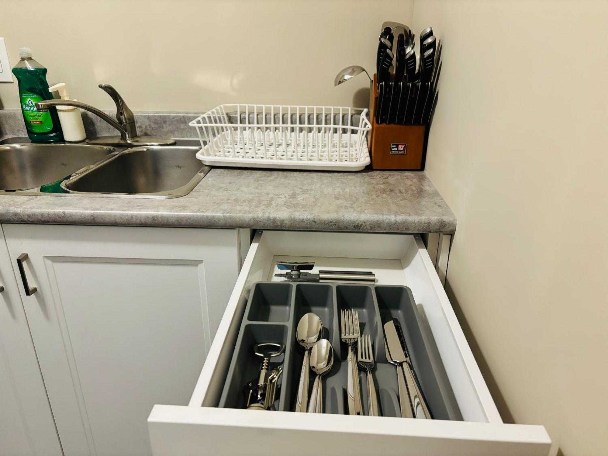 YYC Walkout Basement Suite With Free Street Parking מראה חיצוני תמונה