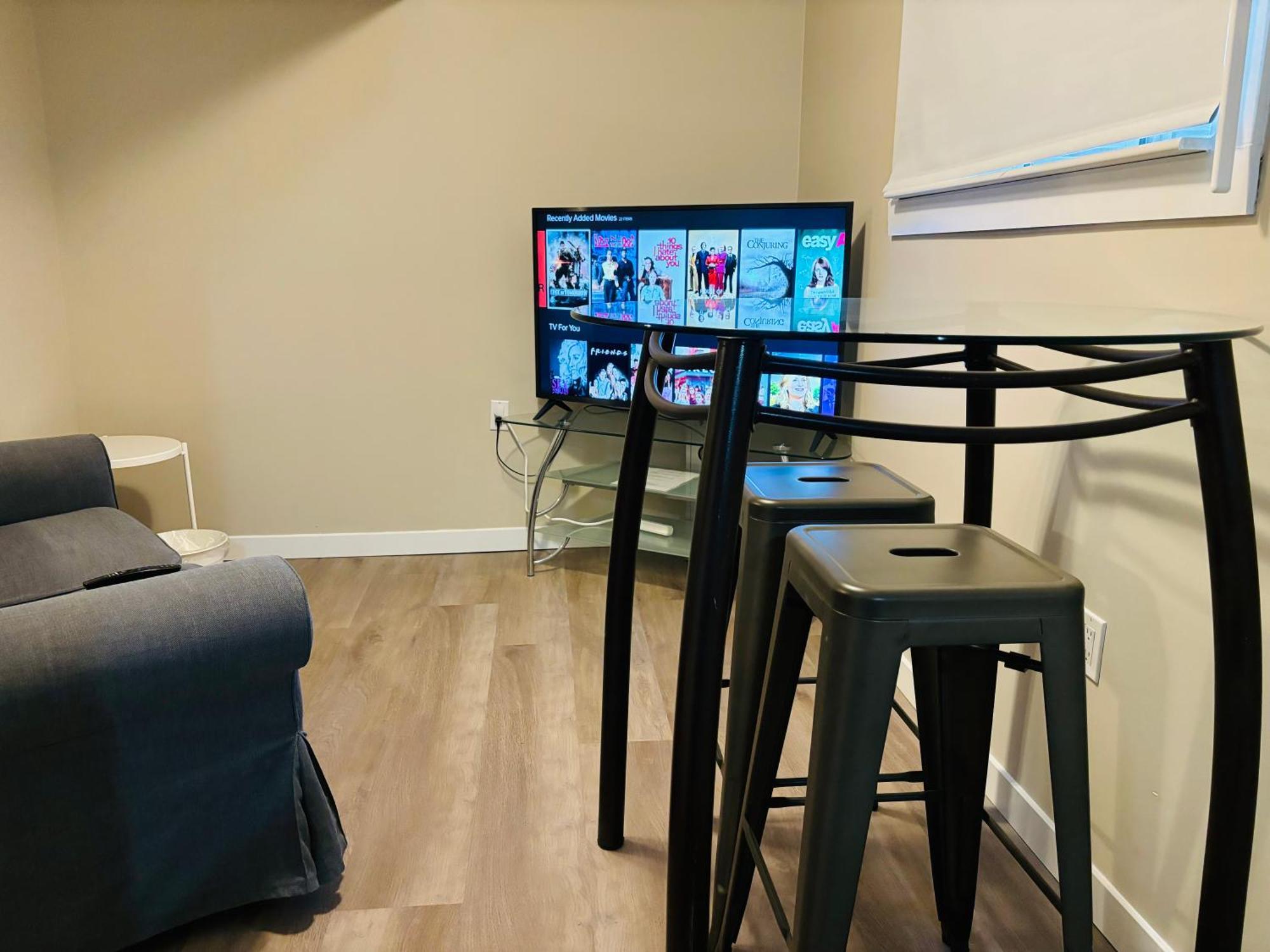 YYC Walkout Basement Suite With Free Street Parking מראה חיצוני תמונה